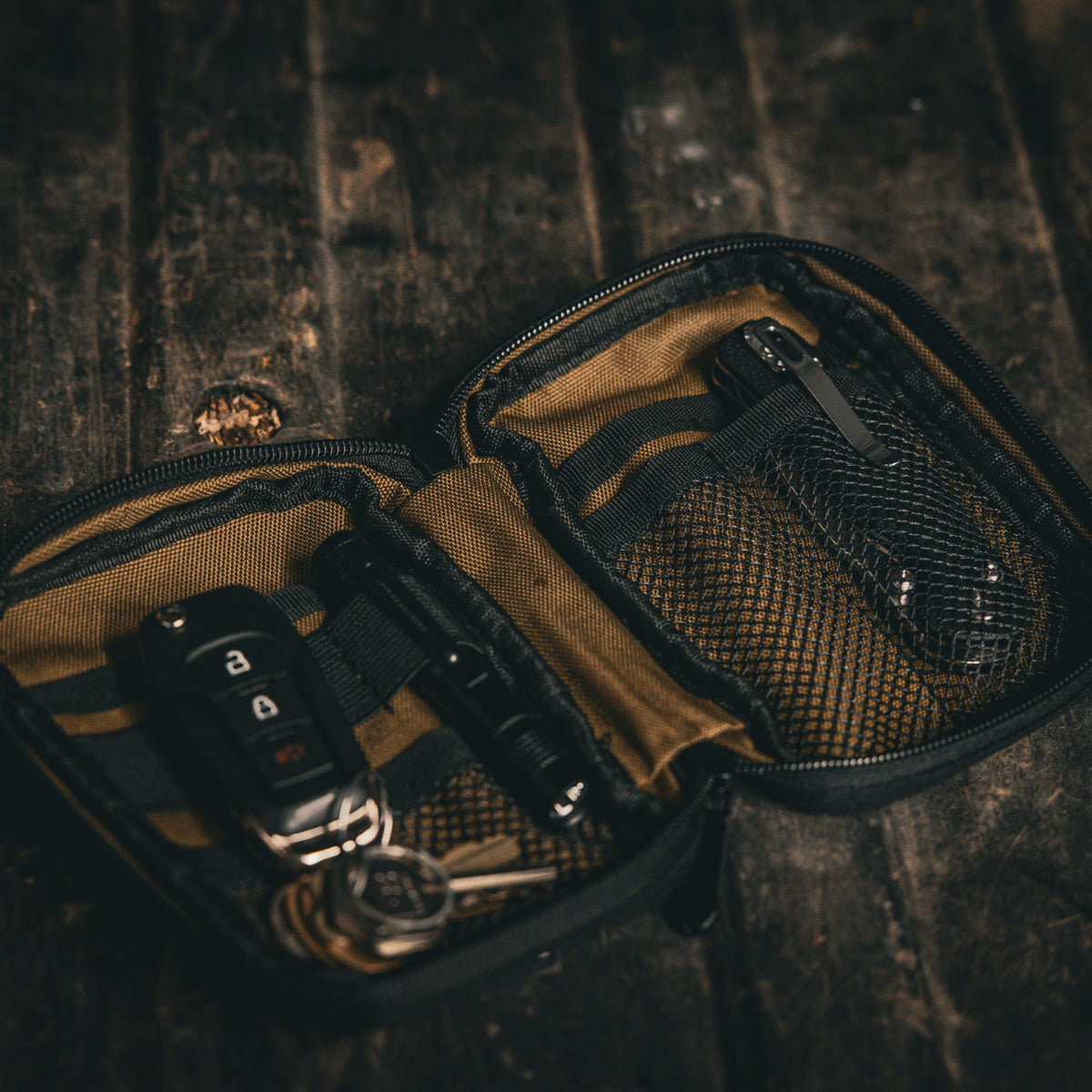 Tatle Gear D-Pack – Compact Tech & Everyday Organizer
